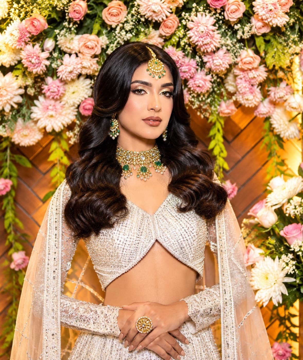 An engagement look by Mordez: glossy Hollywood waves and soft glam makeup
