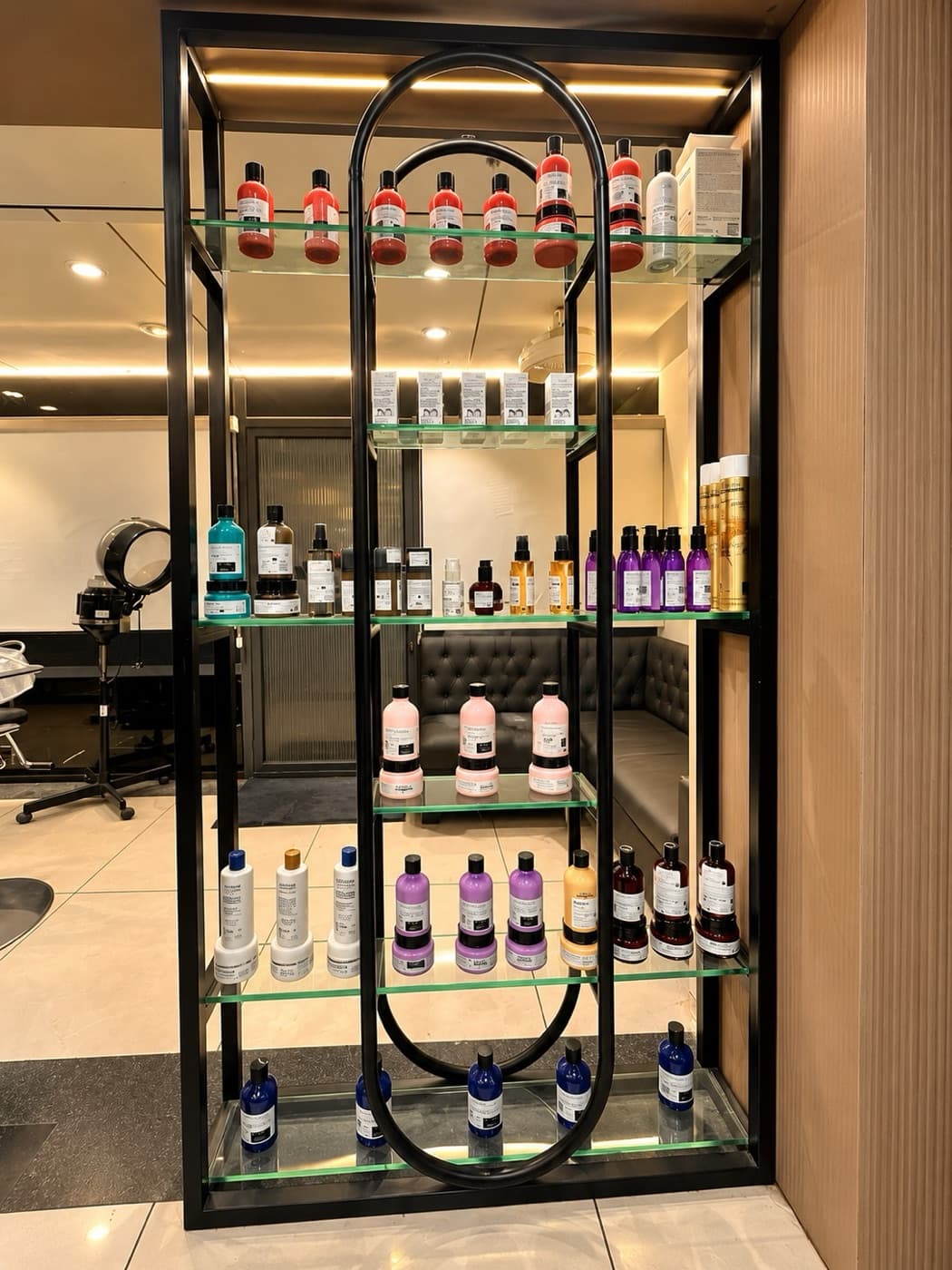 The open product shelf with an oval steel frame